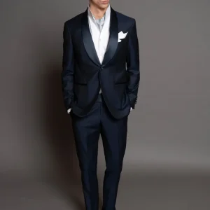 Smoking tessuto in lana super fine color blu ottanio, rever a lancia in raso blu notte