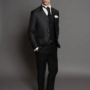 Smoking modello Spencer collo coreana in tessuto damascato lana e seta nero antracite, gilet monopetto e cravattone in seta nera