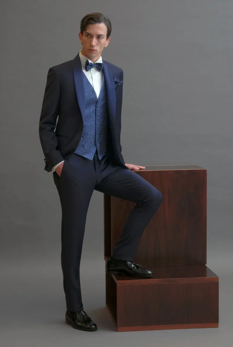 Smoking rever a scialle sablè di lana blu
abbinamento con papillon - immagine 3