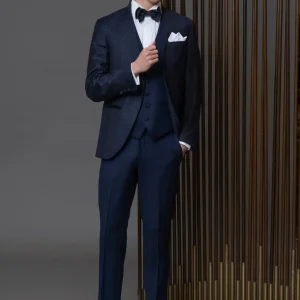 Spencer collo alla coreana in lana finissima damascato blu, pantalone in lana finissima con cintura in raso di seta blu