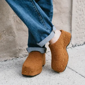 Carola in teddy cammello