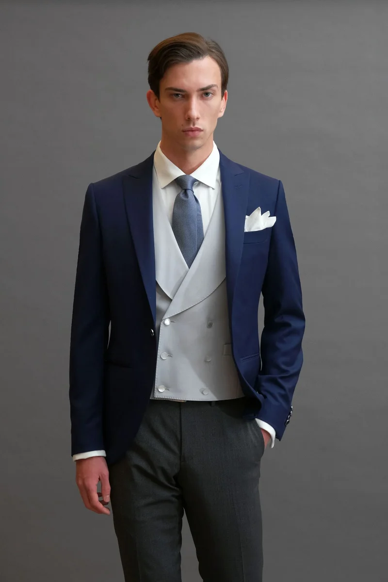 Giacca Mezzo thight rever a lancia mono petto blu 
e Pantalone classico in lana grigio - immagine 4