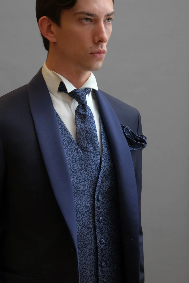 Smoking rever a scialle in sablè di lana blu 
abbinamento con cravatta - immagine 4