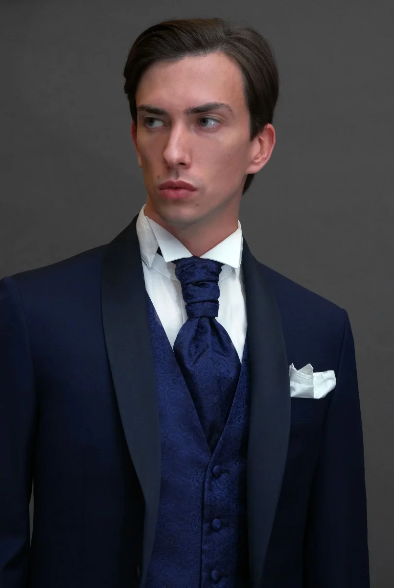 Smoking rever a scialle in sablè di lana blu abbinato 
a Gilet monopetto in seta damascato blu navy - immagine 4