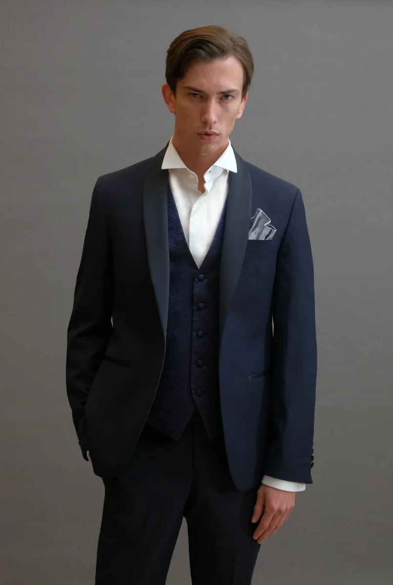 Smoking rever a scialle in sablè di lana blu abbinato 
a Gilet monopetto in seta damascato blu navy - immagine 3