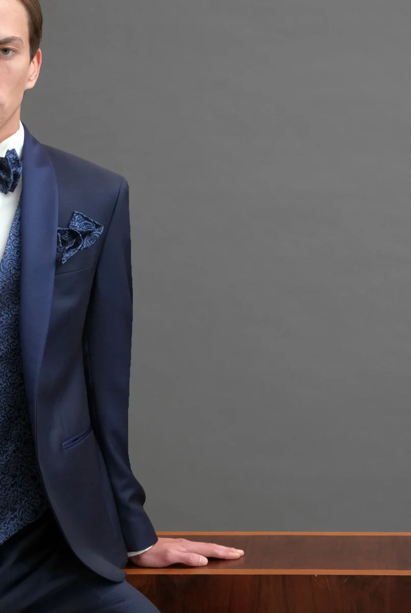 Smoking rever a scialle sablè di lana blu
abbinamento con papillon - immagine 4