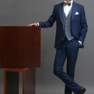 Smoking rever a lancia sablè di lana blu avio 
abbinato a Gilet jacquard micro fantasia blu grigio