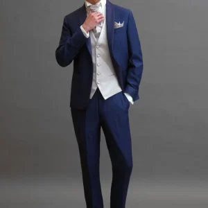 Smoking rever sciallato in sablè di lana blu avio 
abbinato a Gilet in seta micro jacquard rosa antico