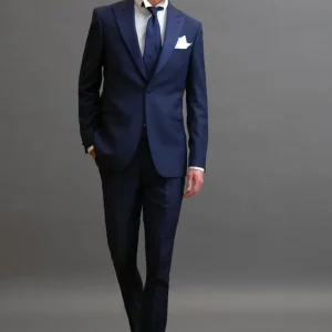 Smoking rever a lancia sablè di lana blu abbinato a 
Cravatta seta jacquard blu tono su tono